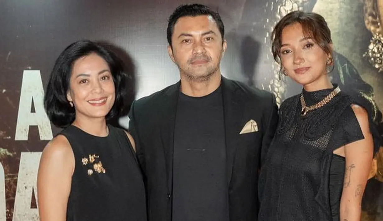 Melengkapi tampilannya dengan anting-anting emas senada dengan brosnya. Wajahnya dirias dengan makeup bernuansa coral kecoklatan dari blush on dan lipstik glossy. Rambut pendek dibuat bervolume tanpa poni. [@lutob]