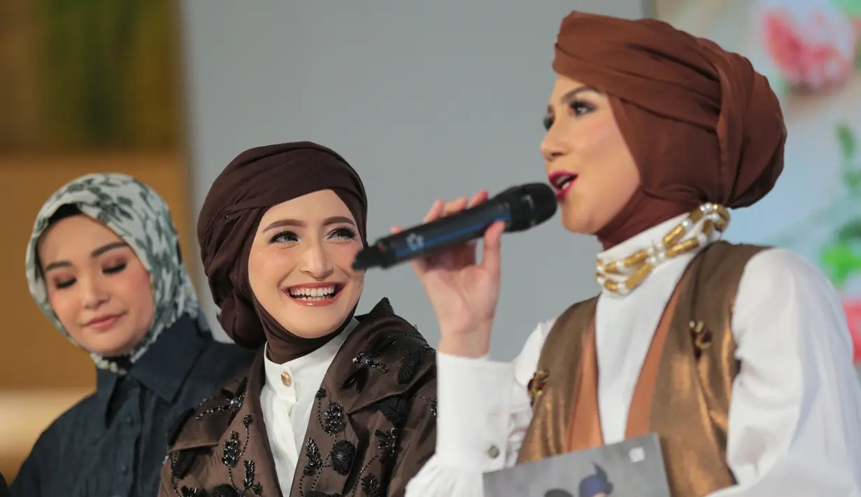 Artis 41 tahun itu menambahkan, bahwa putranya sekarang ini sedang fokus dengan pendidikannya. Daffa sedang menyelesaikan pendidikan di salah satu universitas di Australia. Apalagi usianya masih terbilang muda. (Adrian Putra/Bintang.com)