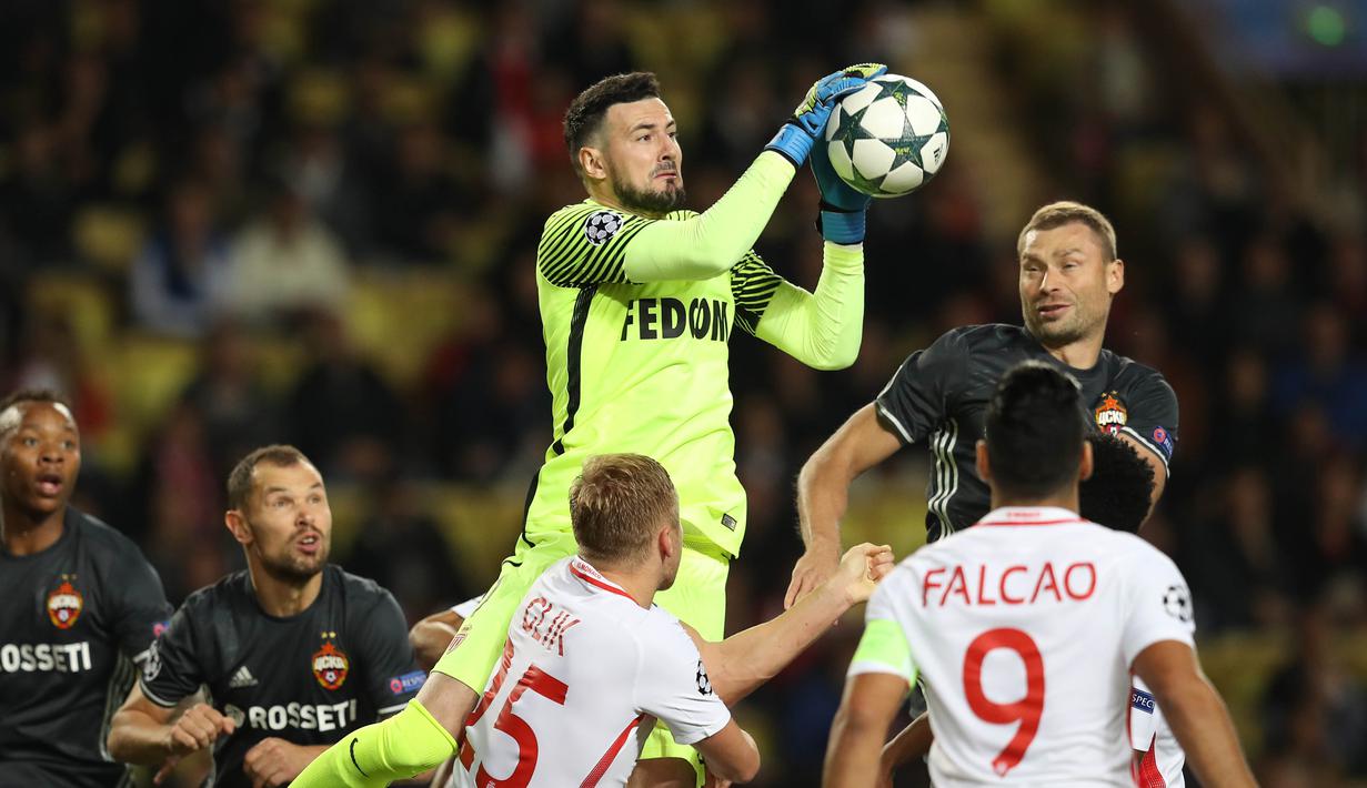 Aksi kiper Monaco, Danijel Subasic mengamankan bola dari kejaran pemain CSKA Moscow pada laga grup E Liga Champions di Louis II Stadium, Monaco (2/11/2016). Monaco menang 3-0. (AFP/Valery Hache)