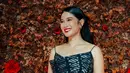 Dalam beberapa kesempatan, Dian berbagi bahwa memilih lipstik merah merupakan cara mudah untuk memberikan sentuhan glamor pada penampilannya [@therealdisastr].