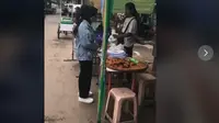 Sebuah akun TikTok mengunggah video tentang kondisi warung Odading Mang Oleh yang mulai sepi pembeli (dok.TikTok/Karimawrs)