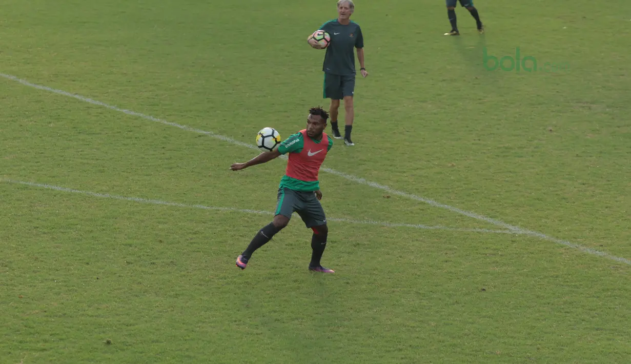 Gaya Nelson Alom mengontrol bola pada sesi latihan di Lapangan ABC Senayan, Jakarta (20/6/2018). Timnas melakukan persiapan untuk melawan Korea pada laga uji coba 23 Juni 2018. (Bola.com/Nick Hanoatubun)