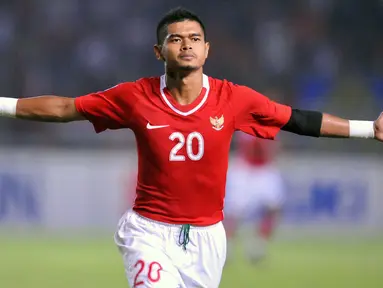 Penyerang legendaris Persija Jakarta, Bambang Pamungkas total telah menyumbang 12 gol di ajang Piala AFF. Gol-golnya dicetak pada AFF edisi 2002, 2008, dan 2010. Pemain yang akrab diesbut Bepe tersebut juga tercatat sebagai top skor Piala AFF 2008 dengan jumlah 8 gol. (AFP/Adek Berry)