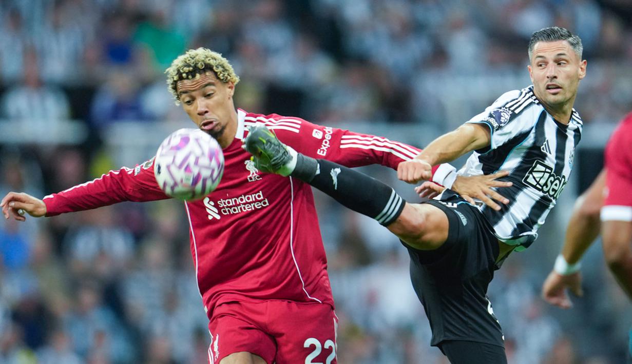 Pemain Liverpool, Hugo Ekitike, berebut bola dengan pemain Newcastle United, Fabian Schaer. pada pekan kedua Liga Inggris di St James’ Park, Selasa (26/8/2025) dini hari WIB. (AP Photo/Jon Super)