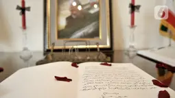 Memo belasungkawa dan foto Panglima Garda Revolusi Iran Jenderal Qasem Soleimani terlihat di Kedubes Iran, Jakarta, Selasa (7/1/2020). Kunjungan belasungkawa ini dibuka mulai tanggal 7-8 Januari 2020 dari pukul 09.00-16.00 WIB. (merdeka.com/Iqbal S. Nugroho)