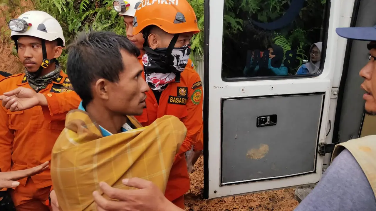9 penambang yang terjebak di kedalaman 500 meter berhasil di selamatkan.