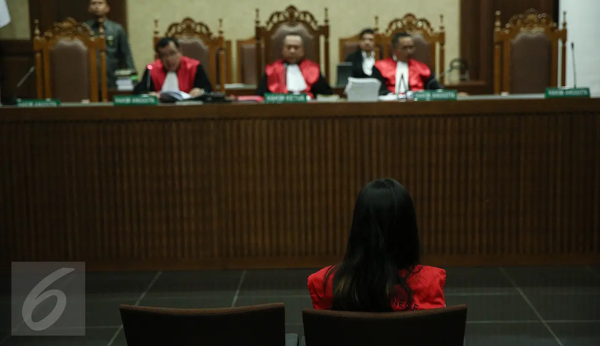Terdakwa kasus pembunuhan Wayan Mirna Salihin, Jessica Kumala Wongso, ketika menjalani persidangan ketiga di  Pengadilan Negeri Jakarta Pusat, Selasa (28/6). Sidang ini beragenda putusan sela yang dibacakan Majelis Hakim. (Liputan6.com/Faizal Fanani)