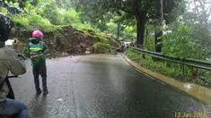 Hujan deras di wilayah Cianjur menyebabkan longsor di jalur Puncak Desa Cibeureum, Cianjur, Rabu (13/1/2016). Akibat longsor tersebut kendaraan yang akan menuju Cianjur atau Bandung dialihkan melalui Sukabumi atau Jonggol (Twitter/@Rikzamaulana)