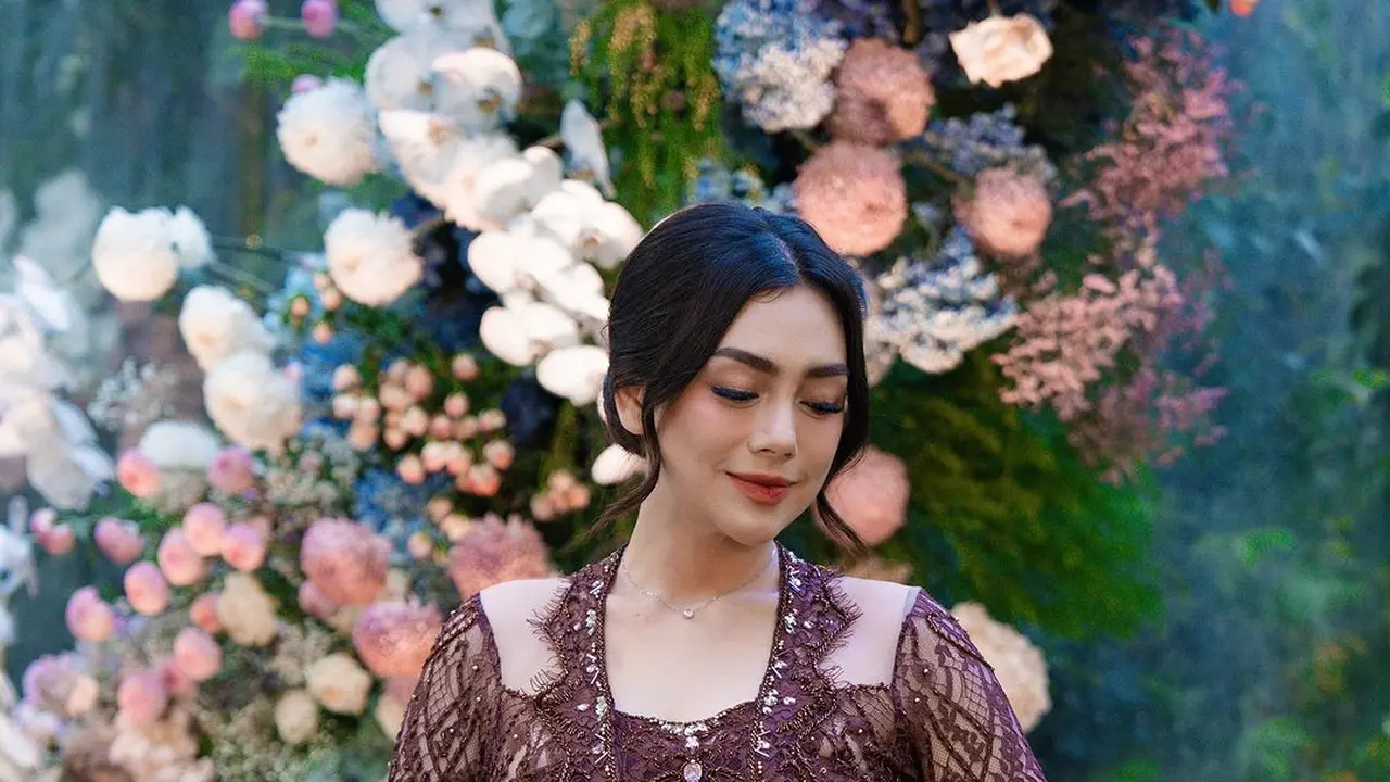 6 Tampilan Anggun Celine Evangelista Kenakan Kebaya Spesial Bertuliskan Namanya
