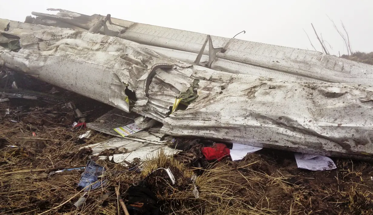 Kondisi pesawat Twin Otter milik maskapai Tara Air yang sempat hilang bersama puluhan penumpangnya di pegunungan Nepal, Rabu (24/2). Pesawat  itu ditemukan di distrik Myagdi dalam keadaan hancur berkeping-keping. (REUTERS/Santosh Gautam)