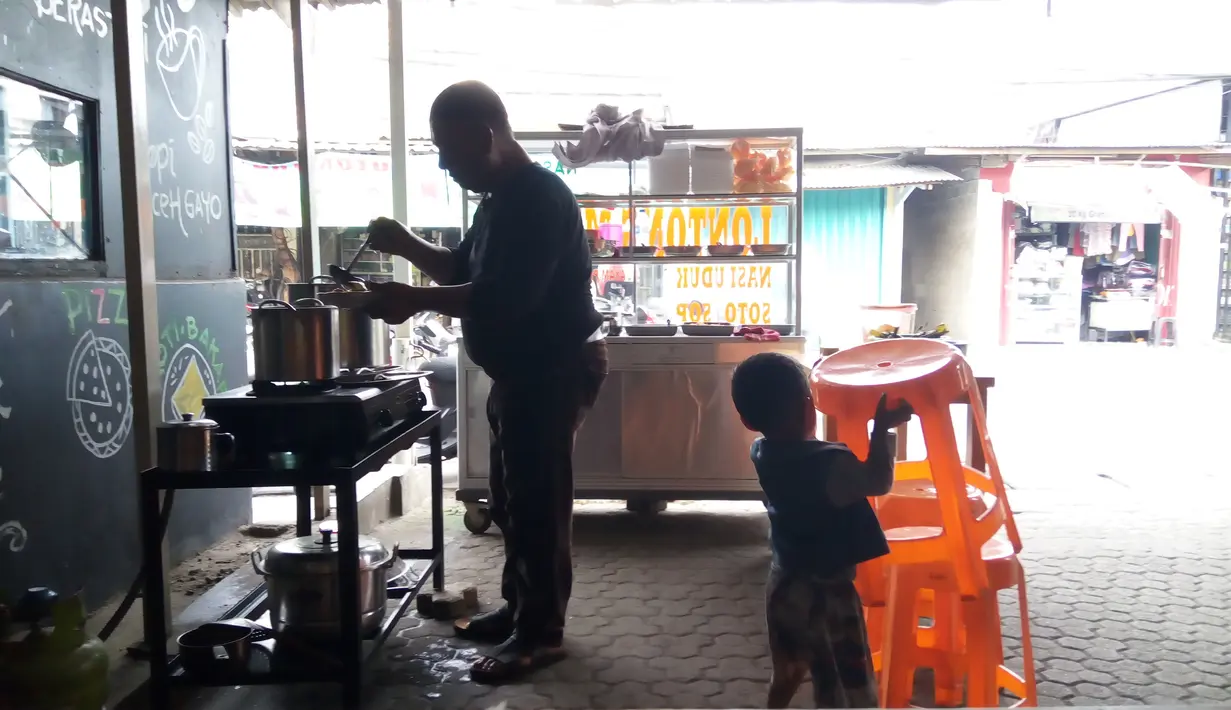 Saat dikunjungi tim Bintang.com, ayah Bella pun tengah melayani pembeli dengan keramahan hatinya. Diceritakannya juga mengapa ia dan sang istri lebih nyaman mendirikan usaha di kios sederhana, bukan di tempat mewah. (Nurwahyunan/Bintang.com)