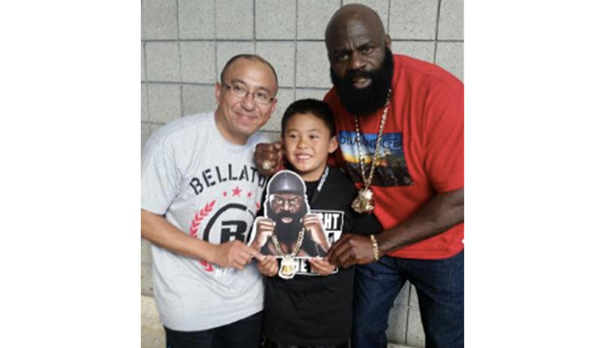 Kimbo Slice saat bersama fans ciliknya sebelum berlaga. (Bola.com/Twitter/KimboSlice)