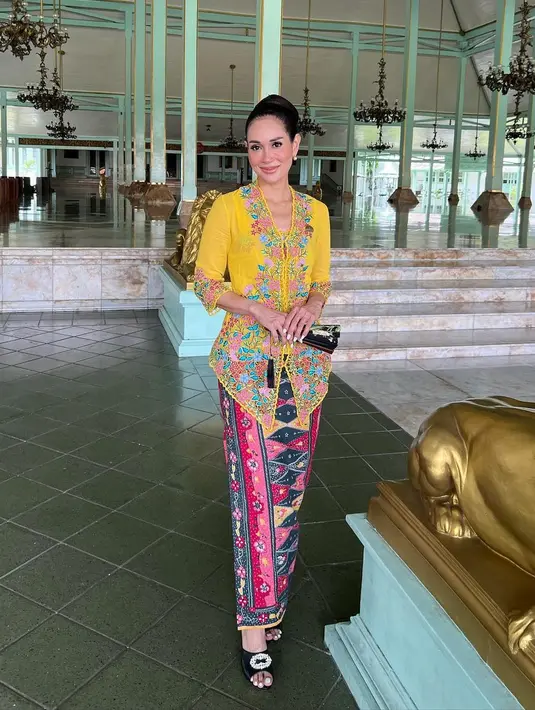 Penampilan berwarna Loemongga mengenakan kebaya berwarna kuning dengan detail bordir bunga yang manis di bagian pinggir kebaya. Penampilannya ini dipadu mengenakan batik sebagai rok yang tak kalah penuh warna, namun serasi. [Foto: Instagram/loemongga]
