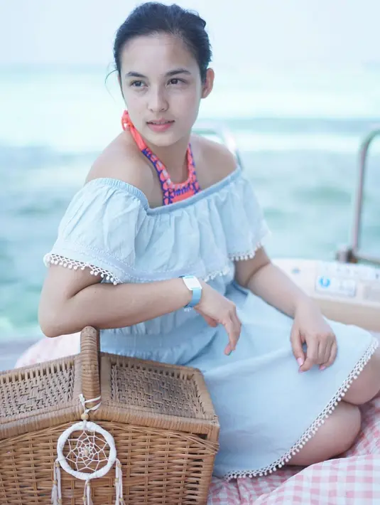 Pemilik nama lengkap Chelsea Elizabeth Islan juga memperhatikan fashion saat berlibur di pantai. Outfit serba putih terlihat pantas dipakainya. Sisi Chelsea Islan saat bersantai di pantao ini bikin adem lihatnya. Tak ayal foto Chelsea di pantai ini tuai banyak pujian. (Liputan6.com/IG/@chelseaislan)