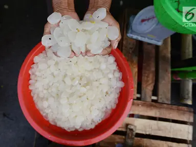 Pedagang menunjukkan kolang-kaling di Pasar Induk Kramat Jati, Jakarta, Jumat (10/5/2019). Memasuki bulan suci Ramadan, pedagang kolang-kaling kebanjiran pembeli. (merdeka.com/Imam Buhori)