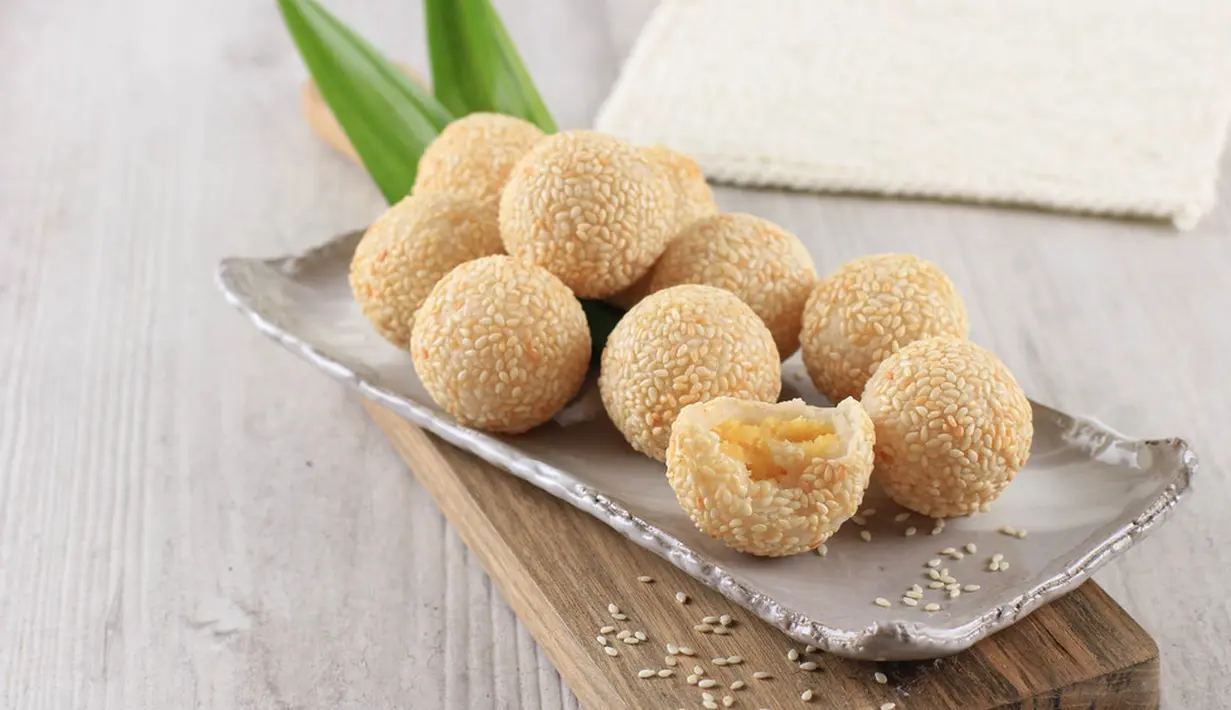 Onde-onde, jajanan ini berbentuk bulan dengan isian kacang hijau. Namun, saat ini kita bisa menjumpai onde-onde dengan berbagai isian. (Ika Rahma H/shutterstcok)