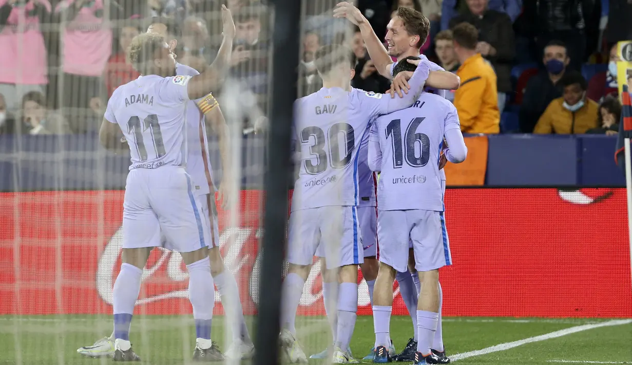 Pemain Barcelona Luuk de Jong (kanan) merayakan bersama rekan setimnya setelah mencetak gol ke gawang Levante pada pertandingan sepak bola La Liga Spanyol di Stadion Ciutat de Valencia, Valencia, Spanyol, 10 April 2022. Barcelona menang 3-2. (AP Photo /Alberto Saiz)