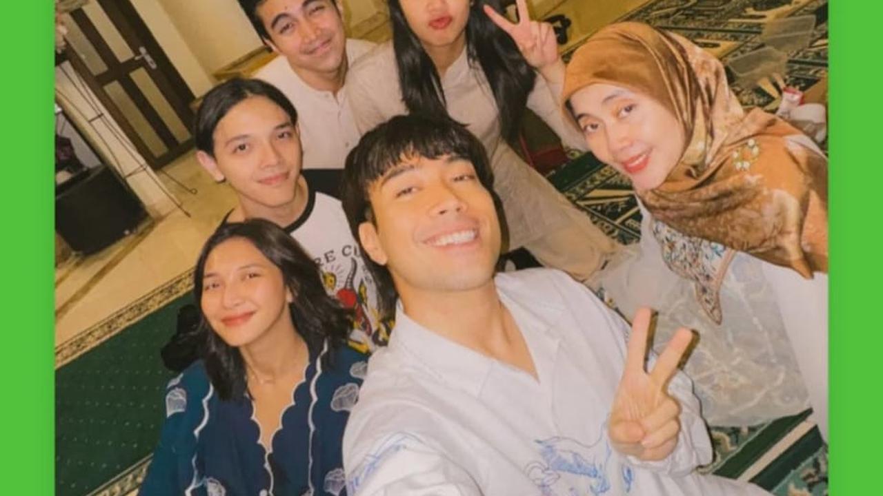 Momen Hangat Vidi Aldiano Lakukan Tarawih. (instagram/vidialdiano)