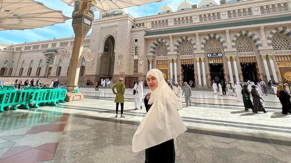 Potret Thariq Halilintar dan Aaliyah Massaid Umrah Bersama, Perjalanan Penuh Syukur Juga Doa