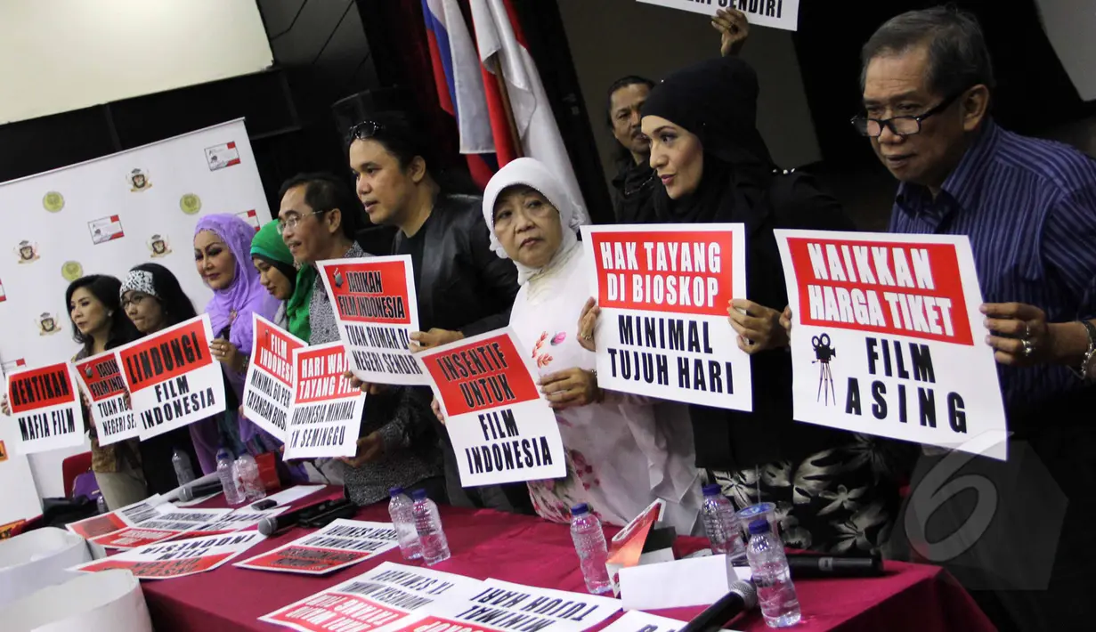 Dewan Kreatif Rakyat (DKR) saat peluncuran petisi nasional 'Jadikan Film Indonesia Tuan Rumah di Negeri Sendiri' yang ditujukan kepada Presiden Jokowi di Pusat Kebudayaan Rusia, Jakarta, Senin (30/3/2015). (Liputan6.com/Helmi Afandi)