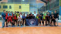Pengurus Afkot Kota Kediri ketika sosialisasi program Liga Futsal Semipro dan menyaksikan seleksi pemain yang dilakukan Srawung FC. (Bola.com/Gatot Susetyo)