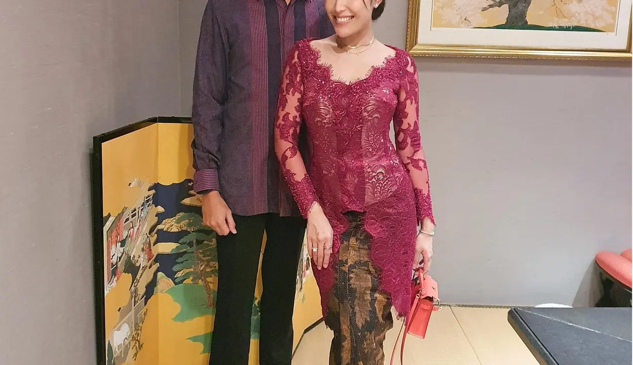Begitu juga untuk acara resmi dengan batik dan kebaya. Benang merahnya ada pada pilihan warna maroon sebagai nuansa sehati mereka. (Foto: Instagram @mrsayudewi)