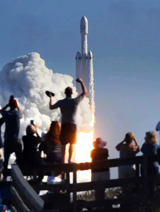 Kerumunan penonton di Playalinda Beach menyaksikan peluncuran Roket Falcon Heavy dalam sebuah penerbangan uji coba di Kennedy Space Center di Florida (6/2). (Joe Burbank / Orlando Sentinel via AP)