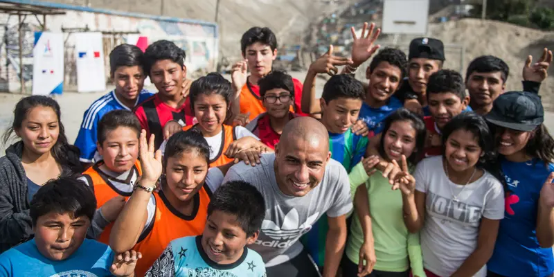 Keseruan David Trezeguet saat Bermain Bola bersama Anak-anak Peru