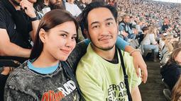 Syahnaz Sadiqah mengaku kalau ini adalah konser pertama yang ia saksikan setelah lebih dari 2 tahun pandemi. Pasangan yang sudah dikaruniai 2 anak ini seolah bernostalgia ke zaman saat mereka masih pacaran. Penampilan Syahnaz juga terlihat menawan dengan gaya kasual bak ABG. (Liputan6.com/IG/@syahnazs)