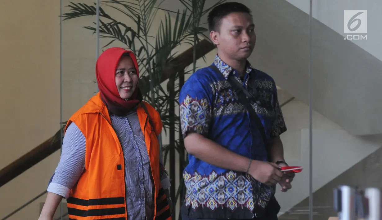 Panitera Pengganti Pengadilan Negeri Tangerang Tuti Atika tersenyum usai menandatangani berkas P21 di gedung KPK, Jakarta, Jumat (11/5). Tuti ditahan terkait kasus dugaan suap penangan perkara di PN klas I A Khusus Tangerang. (Merdeka.com/Dwi Narwoko)