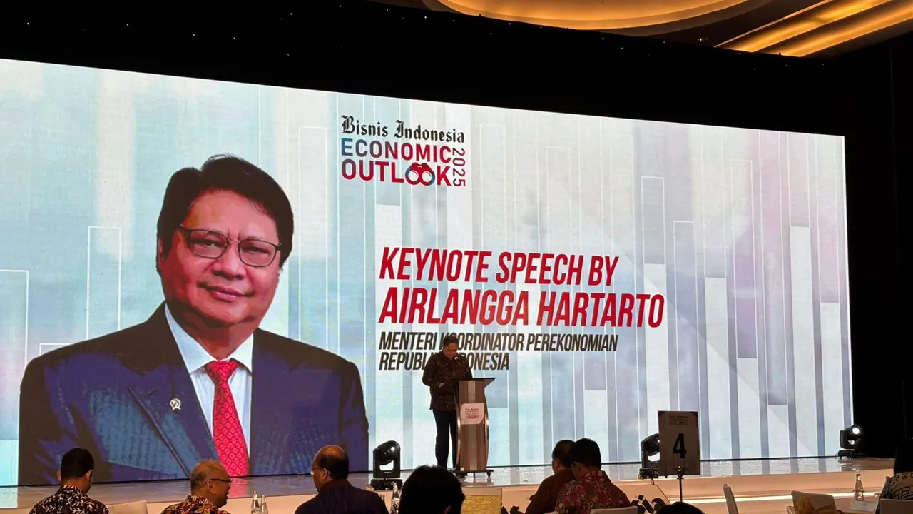 Menteri Koordinator Bidang Perekonomian, Airlangga Hartarto, dalam acara Economic Outlook 2025 yang diadakan oleh salah satu media ekonomi nasional, Selasa (10/12/2024). (Tira/Liputan6.com)