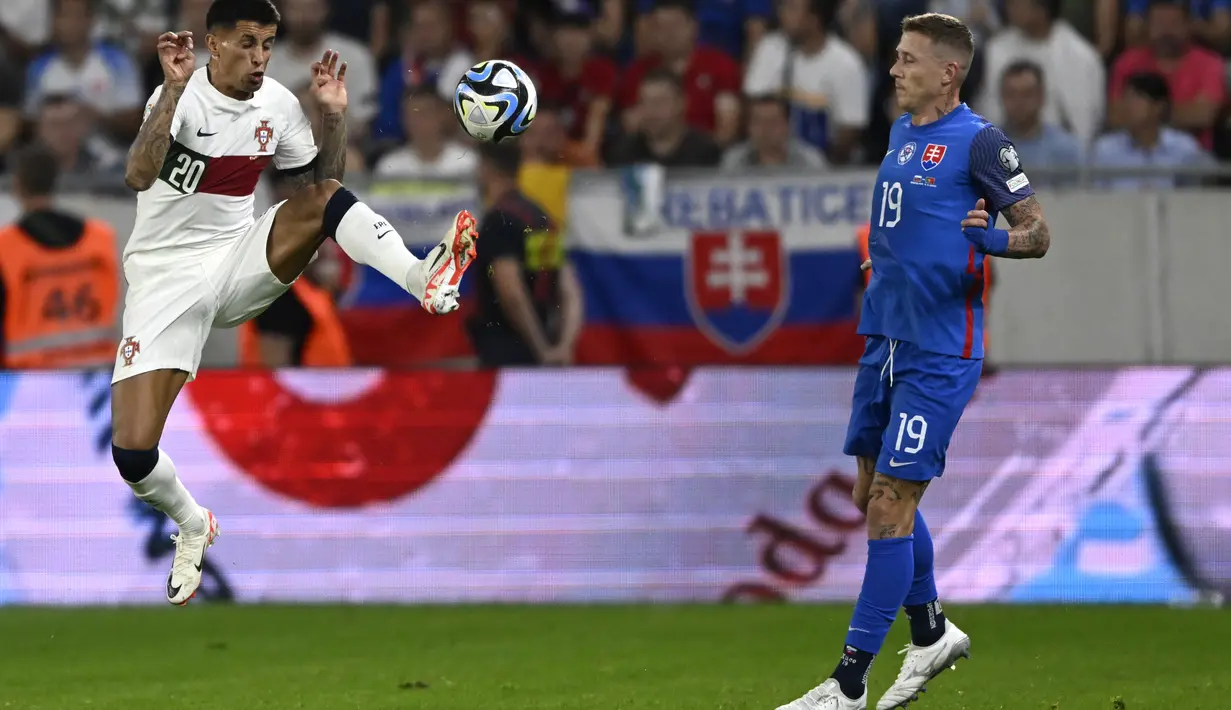 Gol semata wayang yang diciptakan Bruno Fernandes di akhir babak pertama mengantar Portugal menggondol poin penuh dari lawatan ke Slovakia. (AP Photo/Radovan Stoklasa)