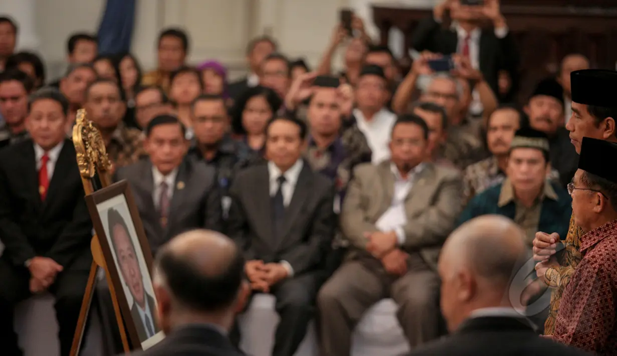 Presiden Jokowi dan Wapres Jusuf Kalla memberikan penghormatan terakhir kepada Dubes Indonesia untuk Pakistan, Burhan Muhammad di Gedung Pancasila, Kementerian Luar Negeri, Jakarta, Selasa (19/5/2015). (Liputan6.com/Faizal Fanani)  