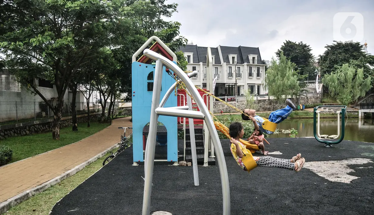 Anak-anak bermain di Taman Maju Bersama (TMB) Panjang Cipedak, Jagakarsa, Jakarta Selatan, Rabu (26/1/2022). Pemprov DKI Jakarta menargetkan pada 2022 akan membangun TMB di 31 lokasi di Jakarta sesuai dengan amanat UU Nomor 26 Tahun 2007 tentang Penataan Ruang. (merdeka.com/Iqbal S. Nugroho)
