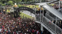 Panitia menjual sebanyak 15.000 tiket offline kepada para calon penonton final Piala AFF 2016 antara Timnas Indonesia melawan Thailand. (Bola.com/Vitalis Yogi Trisna)