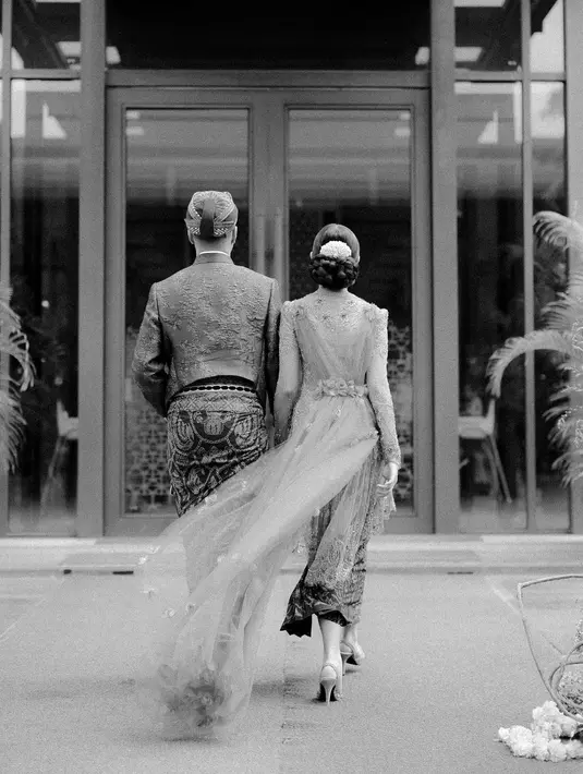 Keduanya mempercayakan pakaian yang dikenakannya kepada desainer ternama Didiet Maulana melalui brand milikna, @svarna_byikatindonesia @didietmaulana (Foto: Instagram/ Vidi Aldiano/ @candisoeleman).