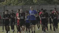 Pelatih PSM, Milomir Seslija saat memimpin latihan timnya. (Abdi Satria/Bola.com)