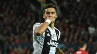 Penyerang Juventus, Paulo Dybala berselebrasi usai mencetak gol ke gawang Manchester United pada lanjutan grup H Liga Champions di Old Trafford, Inggris (23/10). Juventus menang tipis 1-0 atas MU. (AFP Photo/Oli Scarff)