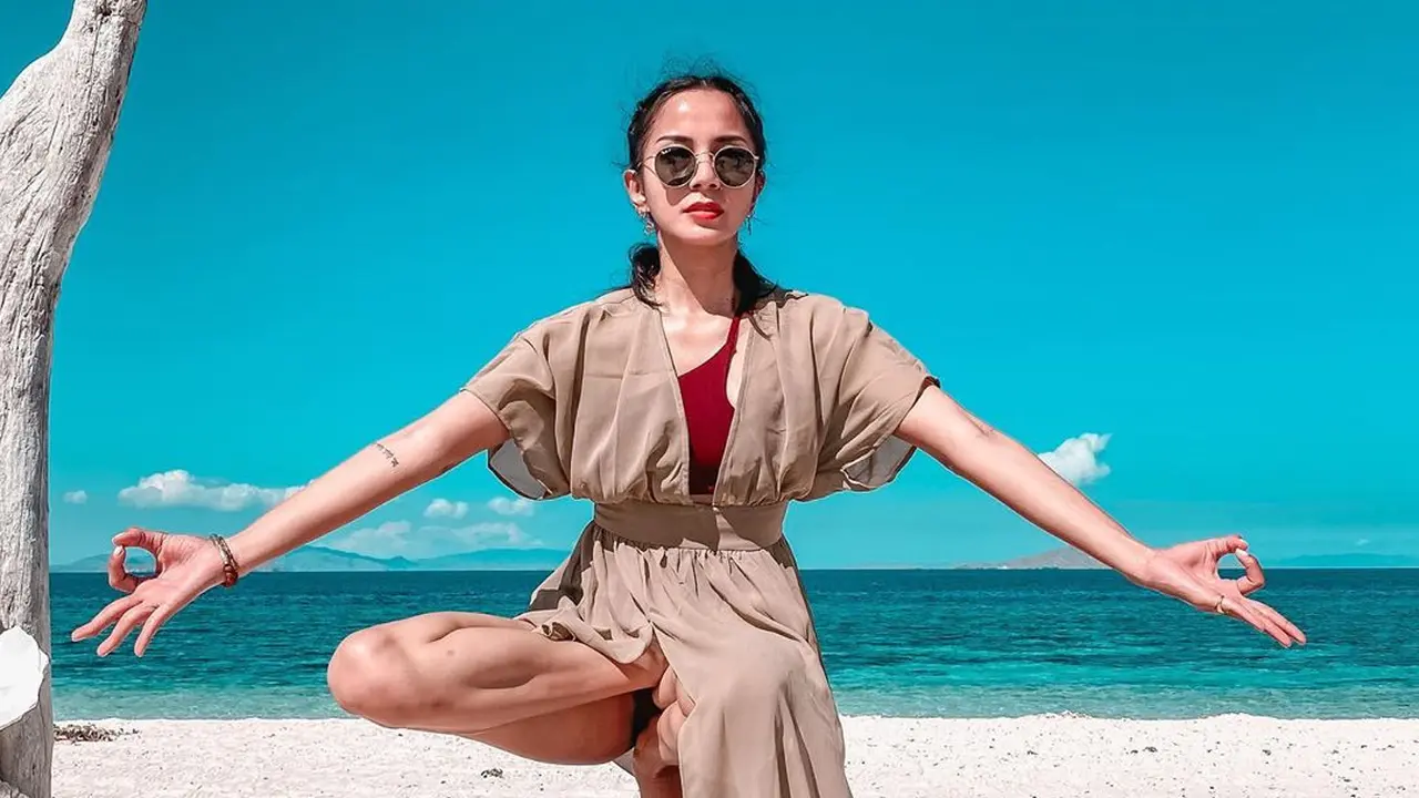 6 Potret Kirana Larasati saat Yoga di Alam Bebas, Makin Memesona