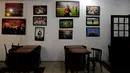 Foto-foto momen sepakbola besar menghiasi kafetaria di pusat pelatihan Oldell di Rosario, kota kelahiran Lionel Messi, 18 April 2018.  Tetapi tidak ada satu pun gambar Messi, Pemain Terbaik FIFA sebanyak lima kali. (AP/Natacha Pisarenko)