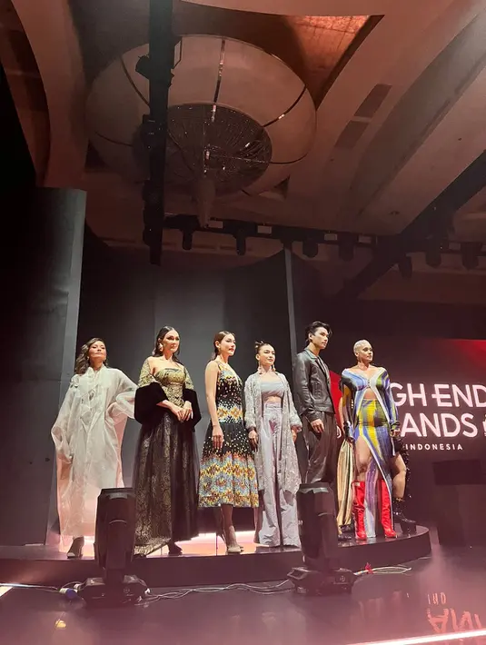 Di sampingnya, ada aktris Thailand, Kimmy Kimberley yang terlihat cantik dengan v-neck dressnya. [Fimela/Adinda Tri Wardhani]