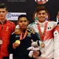 Karateka Indonesia, Faqih Karomi (kiri) saat laga lawan Camacho M Torres (Spanyol) di Cadet  Kumite Male -70 kg WKF World Junior, Cadet and U-21 Championship 2015 di ICE Serpong, Jumat   (13/11/2015). Faqih unggul 5-2. (Liputan6.com/Helmi Fithriansyah)