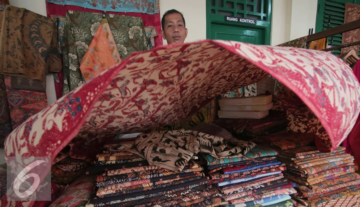 <p>Pengrajin merapihkan Batik Tulis dari Kampoeng BNI Lasem, Jawa Tengah saat membuat batik tulis dalam Peringatan Hari Batik Nasional di Museum Tekstil, Jakarta, Jumat (2/10/2015). (Liputan6.com/Angga Yuniar)</p>