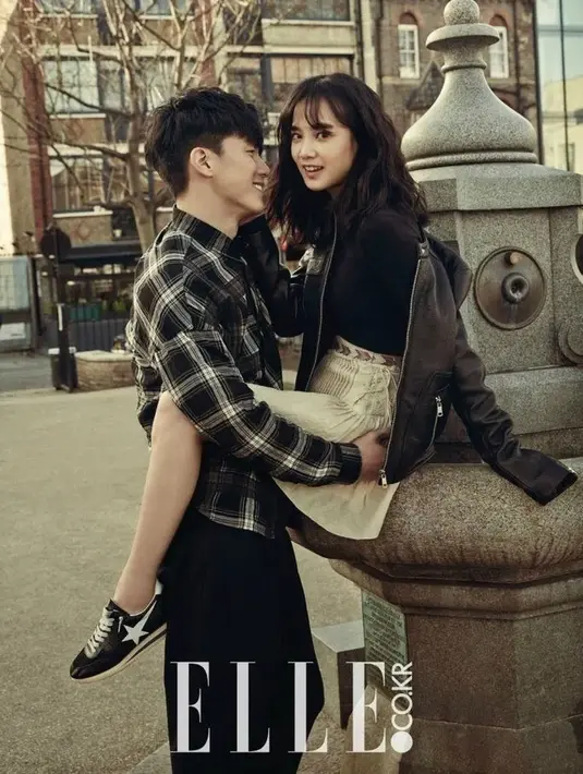 Sebelum menikah, Kim Moo Yeol dan Yoon Seung Ah sempat menjalani pemotretan dengan majalah Elle. Saat pemotretan, pasangan ini terlihat begitu kompak dan romantis. (Foto: koreaboo.com)