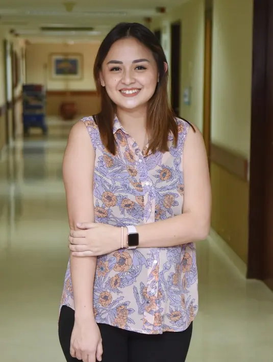 Sebagai ibu, Joanna pun hanya bisa pasrah dan terus berdoa ketika mengetahui anaknya yang lahir secara premature. Namun ia dan suami memberikan nama untuk anaknya dengan penuh makna, yakni Ziona Eiden Alexandra Pangabean. (Adrian Putra/Bintang.com)