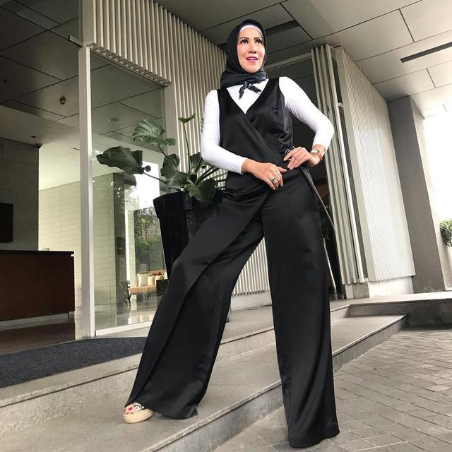 Gaya Kasual Venna Melinda Pakai Baju Bernuansa Hitam, Tampil Modis. (Sumber: Instagram/vennamelindareal)