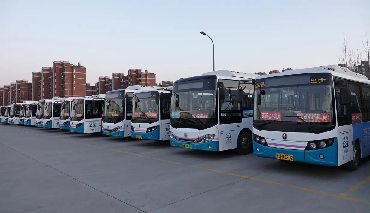 Foto pada 14 Januari 2020, bus-bus listrik di Wilayah Laixi di Qingdao, Provinsi Shandong, China. Untuk mengurangi emisi karbon dan melestarikan lingkungan, Wilayah Laixi telah mengonversi seluruh bus umum yang dimilikinya menjadi 116 bus listrik di area perkotaan sejauh ini. (Xinhua/Ding Hongfa)