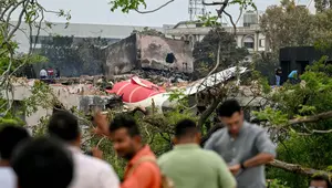 Sebelumnya, pada Kamis 12 Juni 2025, sebuah Pesawat Air India jatuh tidak lama setelah lepas landas di dekat Bandara Internasional Sardar Vallabhbhai Patel, Ahmedabad, India. (Punit PARANJPE/AFP)