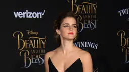 Pose Emma Watson saat berada di karpet merah menghadiri pemutaran perdana film Beauty and the Beast di El Capitan Theatre, di Hollywood, Los Angeles, California (2/3). (AFP Photo / Valerie Macon)