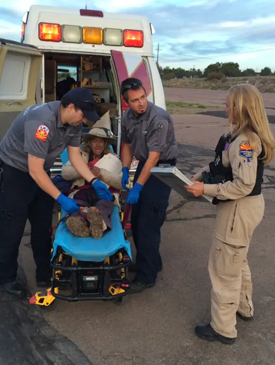Ann Charon Rogers dievakuasi setelah tersesat selama 9 hari di hutan Arizona, di Gila County, Selasa (12/4). Nenek 72 tahun itu menggunakan ranting dan bebatuan untuk membentuk kata 'HELP' demi mencari bantuan. (REUTERS/Arizona Department of Safety)